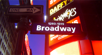 Broadway avenue en Manhattan... NEW YORK CITY, (oficialmente la Ciudad de Nueva York, conocida como Gran Manzana) es la ciudad mas grande de los Estados Unidos y uno de los mas importantes en el mundo. Ubicado en el Estado de Nueva York, tiene una poblacion de mas de 8 millones con un area de 321 millas cuadradas (aprox 830 km) haciendola ciudad mas densamente poblada de los Estados Unidos de  America.