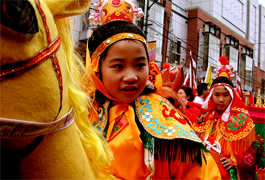 NEW YORK CITYs CHINATOWN el mas grande Chinatown en los Estados Unidos y la mas alta concentracion de chinos en el hemisferio oeste. Chinatown ubicado en la zona este de Manhattan. Con sus dos millas cuadradas desde Kenmore y Delancey streets en el norte, Este Worth streets en el sur, Allen street en el east, y Broadway en el oeste. Con una poblacion estimada entre los 70,000 y 150,000, Chinatown es la destinacion preferida de los immigrantes Chinos en Nueva York Estados Unidos