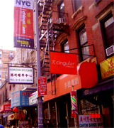 NEW YORK CITYs CHINATOWN el mas grande Chinatown en los Estados Unidos y la mas alta concentracion de chinos en el hemisferio oeste. Chinatown ubicado en la zona este de Manhattan. Con sus dos millas cuadradas desde Kenmore y Delancey streets en el norte, Este Worth streets en el sur, Allen street en el east, y Broadway en el oeste. Con una poblacion estimada entre los 70,000 y 150,000, Chinatown es la destinacion preferida de los immigrantes Chinos en Nueva York Estados Unidos