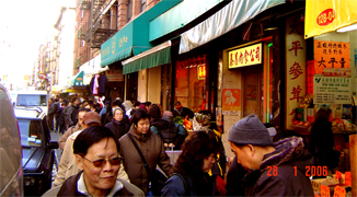 POBLACION EN CHINATOWN DE NEW YORK CITY el 1870, habian solo 200 Chinos. Despues del acto del 1882 la poblacion crecio hasta llegar a 2,000 residentes. El 1900 eran 7,000 los Chinos residentes, pero menos de 200 mujeres Chinas, actualmente entre 70000 y 150000 residentes. Chinatown ofrece una experiencia cultural e historica en Manhattan New York city