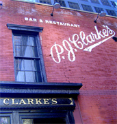 CLARKE's bar y restaurant tradicional y mas antiguo local de Manhattan NEW YORK CITY es un importante centro internacional de negocios y finanzas, de la moda, medicine, entretenimiento, media y cultura, con una importante coleccion de museos, galerias, espectaculos, negocios y mucho mas. La ciudad de Nueva York cuenta en Manhattan, los mas altos, impresionantes y famosos rascacielos de todos los Estados Unidos de America