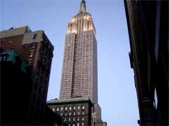 EMPIRE STATE BUILDING una de las principales atracciones turisticas de Nueva York. New York, ofrece el observatorio del Empire State abierto 365 dias, dia y noche, lluvia o claro las vistas de Manhattan en nueva York son unicas e impresionantes. Tiene restaurantes, sushi bar, cafes, un Hallmark, venta de sourvenirs, correos y dos bancos. Visite el Rascacielo Empire State durante su visita a Manhattan Nueva York