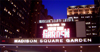 MADISON SQUARE GARDEN 320 eventos por ao conocido tambien por los juegos del New York Knicks la NBA y el New York Rangers de la NHL. Estos equipos juegan como locales en el Madison square garden. Tambien se efectuan los juegos como locales del New York Liberty (WNBA) todos estos equipos son de la empresa Garden. El Madison square Garden ospeda los mas famosos Circos del mundo cuando son en New York City