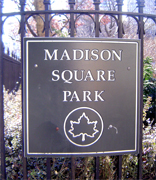 Parque Madison Square en Manhattan. NEW YORK CITY es un importante centro internacional de negocios y finanzas, de la moda, medicine, entretenimiento, media y cultura, con una importante coleccion de museos, galerias, espectaculos, negocios y mucho mas. La ciudad de Nueva York cuenta en Manhattan, los mas altos, impresionantes y famosos rascacielos de todos los Estados Unidos de America