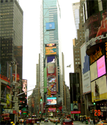 TIMES SQUARE Originalmente llamado "Longacre Square" en 1904 se le llamo Times Square despues de muchos debatitos gracias a una oferta del dueo del New York Times Alfred Ochs cuando el edificio del New York Times fue construido en la calle 42nd donde Broadway y la 7th Avenida se encuentran... Times square cuenta con Broadway y sus famosos espectaculos musicales y de teatro