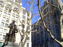 Parque Madison Square en Manhattan. NEW YORK CITY es un importante centro internacional de negocios y finanzas, de la moda, medicine, entretenimiento, media y cultura, con una importante coleccion de museos, galerias, espectaculos, negocios y mucho mas. La ciudad de Nueva York cuenta en Manhattan, los mas altos, impresionantes y famosos rascacielos de todos los Estados Unidos de America