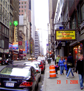 TIMES SQUARE Originalmente llamado "Longacre Square" en 1904 se le llamo Times Square despues de muchos debatitos gracias a una oferta del dueo del New York Times Alfred Ochs cuando el edificio del New York Times fue construido en la calle 42nd donde Broadway y la 7th Avenida se encuentran... Times square cuenta con Broadway y sus famosos espectaculos musicales y de teatro