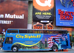 TIMES SQUARE Originalmente llamado "Longacre Square" en 1904 se le llamo Times Square despues de muchos debatitos gracias a una oferta del dueo del New York Times Alfred Ochs cuando el edificio del New York Times fue construido en la calle 42nd donde Broadway y la 7th Avenida se encuentran... Times square cuenta con Broadway y sus famosos espectaculos musicales y de teatro