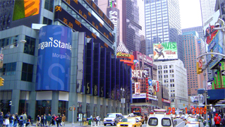 TIMES SQUARE Originalmente llamado "Longacre Square" en 1904 se le llamo Times Square despues de muchos debatitos gracias a una oferta del dueo del New York Times Alfred Ochs cuando el edificio del New York Times fue construido en la calle 42nd donde Broadway y la 7th Avenida se encuentran... Times square cuenta con Broadway y sus famosos espectaculos musicales y de teatro