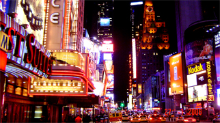 TIMES SQUARE Originalmente llamado "Longacre Square" en 1904 se le llamo Times Square despues de muchos debatitos gracias a una oferta del dueo del New York Times Alfred Ochs cuando el edificio del New York Times fue construido en la calle 42nd donde Broadway y la 7th Avenida se encuentran... Times square cuenta con Broadway y sus famosos espectaculos musicales y de teatro