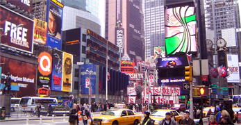 TIMES SQUARE Originalmente llamado "Longacre Square" en 1904 se le llamo Times Square despues de muchos debatitos gracias a una oferta del dueo del New York Times Alfred Ochs cuando el edificio del New York Times fue construido en la calle 42nd donde Broadway y la 7th Avenida se encuentran... Times square cuenta con Broadway y sus famosos espectaculos musicales y de teatro