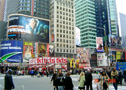 Times square en New York City publicidad iluminada con negocios, entretenimiento, media y cultura, con una extraordinaria muestra de cuanto es importante el marketing en los Estados Unidos, Nueva York sede de empresas internacionales y mercado de la finanza Time square cuenta con muchas edificios, negocios construcciones y rascacielos famosos