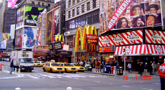 Times square en New York City publicidad iluminada con negocios, entretenimiento, media y cultura, con una extraordinaria muestra de cuanto es importante el marketing en los Estados Unidos, Nueva York sede de empresas internacionales y mercado de la finanza Time square cuenta con muchas edificios, negocios construcciones y rascacielos famosos