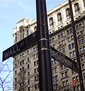 Wall street en Manhattan New York City centro internacional de negocios y finanzas, la bolsa de valores NYSE ubicada en wall street es centro de negocios, internacionales. Nueva York es sede de muchas empresas internacionales y mercado de las finanzas. Wall street, el NYSE y la sede de Naciones Unidas y se encuentran en Manhattan Nueva York
